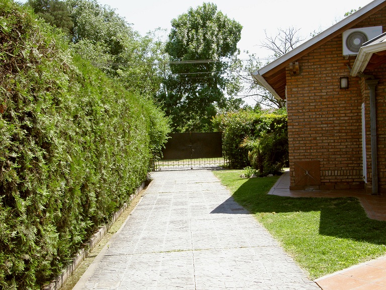 IMPORTANTE CHALET INGLES CON TECHO DE MÚLTIPLES CAÍDAS. 