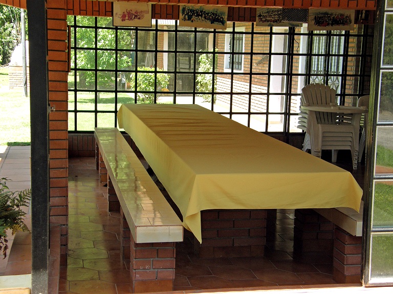 IMPORTANTE CHALET INGLES CON TECHO DE MÚLTIPLES CAÍDAS. 