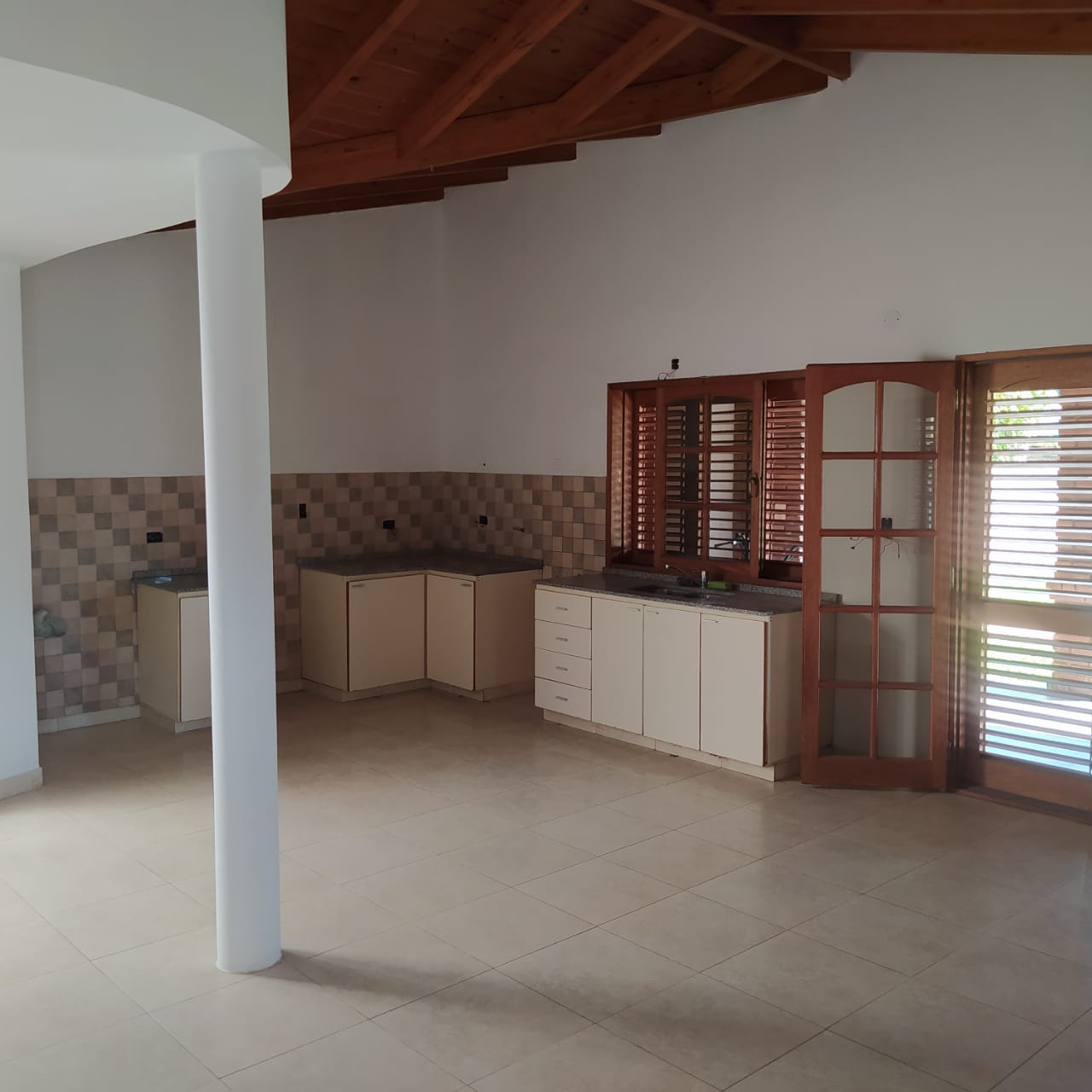 Ideal vivienda en zona residencial/comercial