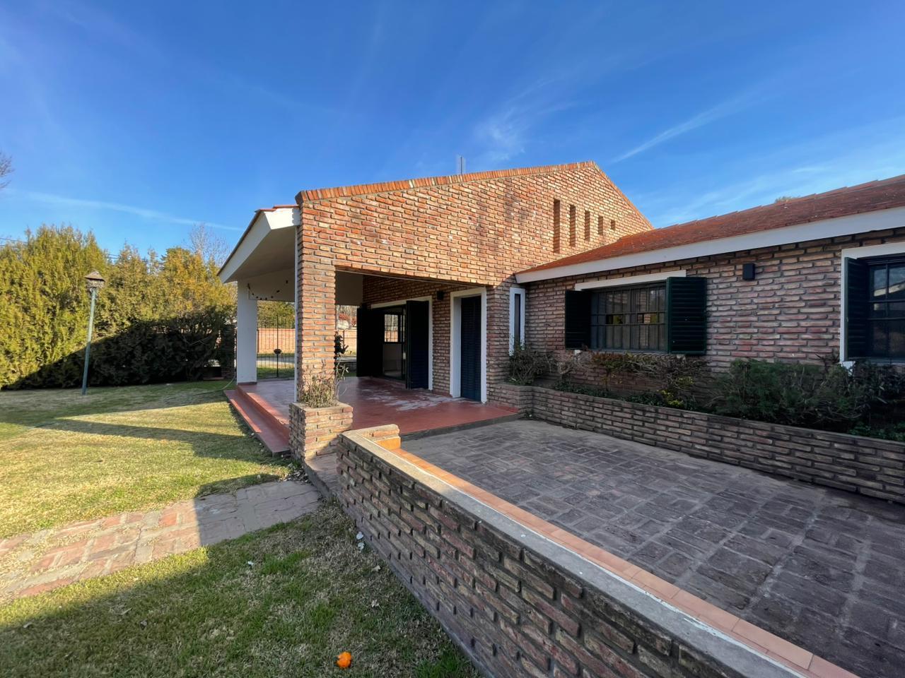 Chalet en barrio  Los Troncos de Funes