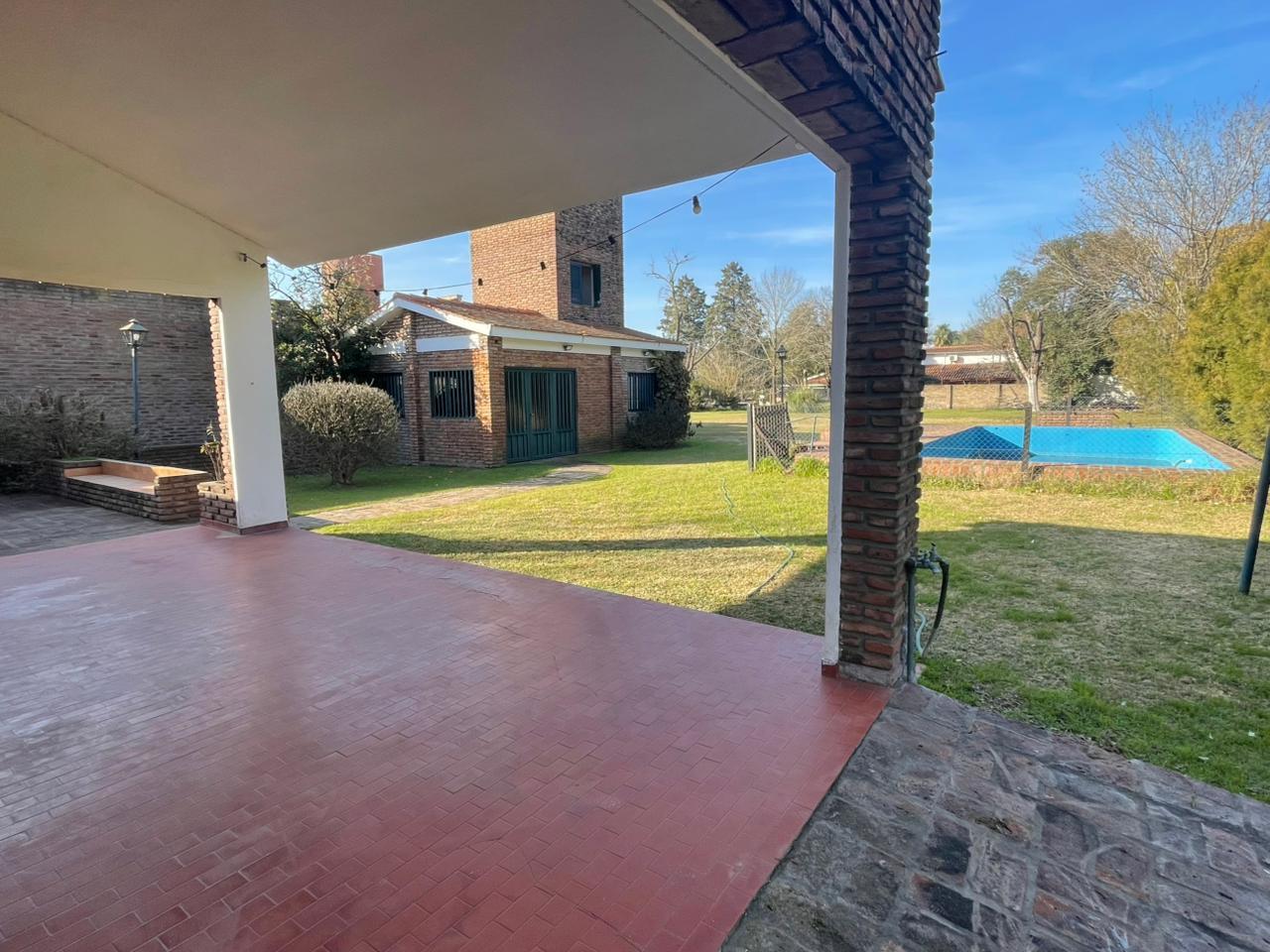 Chalet en barrio  Los Troncos de Funes