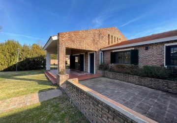 Chalet en barrio  Los Troncos de Funes