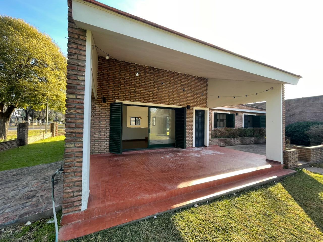 Chalet en barrio  Los Troncos de Funes