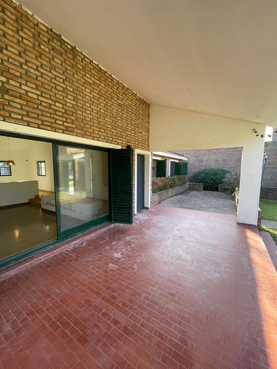 Chalet en barrio  Los Troncos de Funes