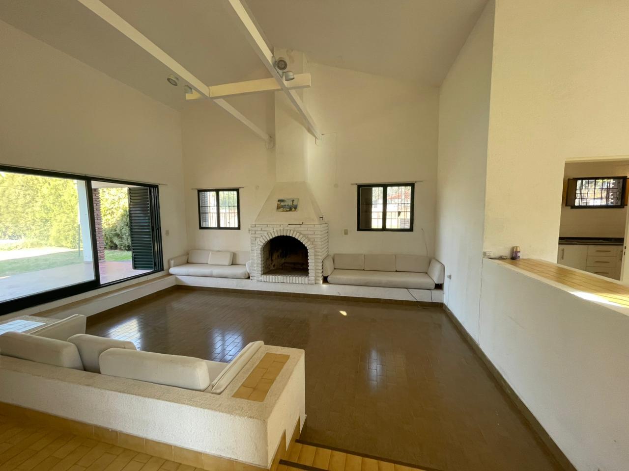 Chalet en barrio  Los Troncos de Funes