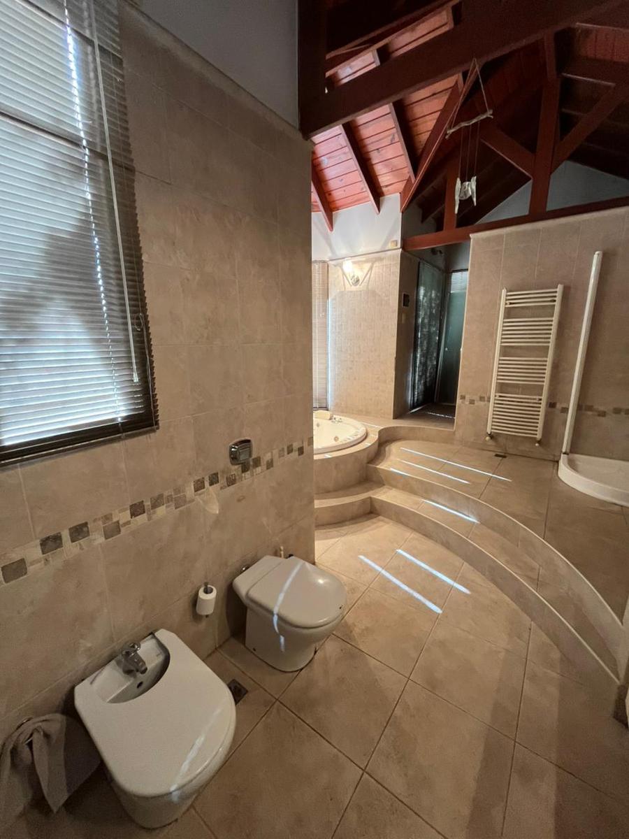 Chalet en zona residencial de Funes – Sarmiento Esq. San Marcos