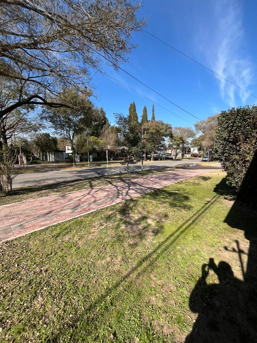 Esquina comercial sobre calle Irigoyen esq. Ramirez