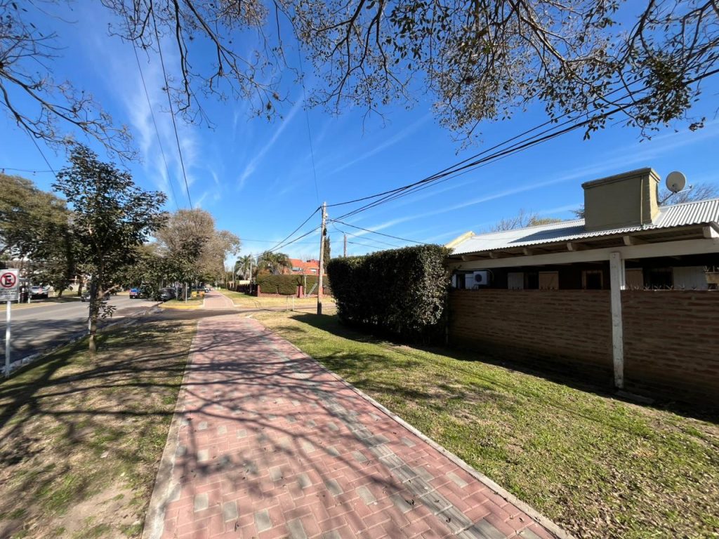 Esquina comercial sobre calle Irigoyen esq. Ramirez