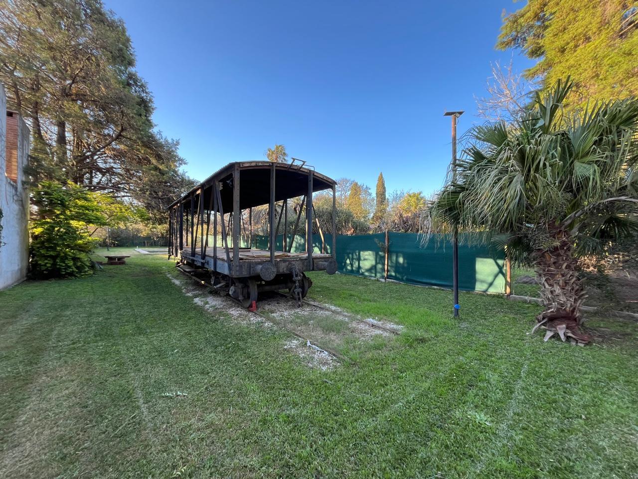 Terreno con mejoras (vagón de tren y piscina) José Ingenieros al 3500