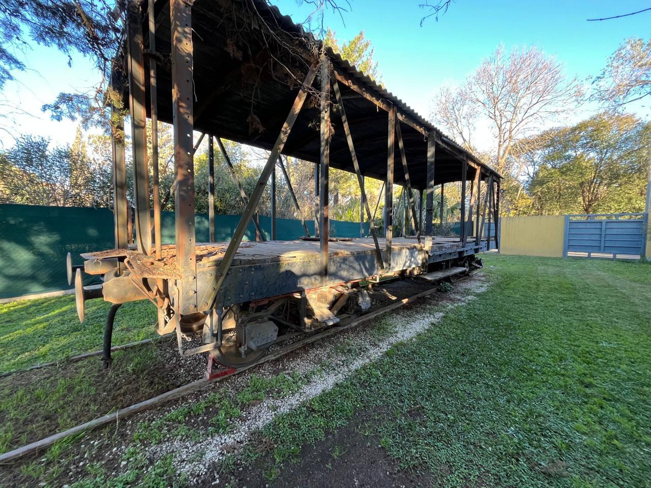 Terreno con mejoras (vagón de tren y piscina) José Ingenieros al 3500