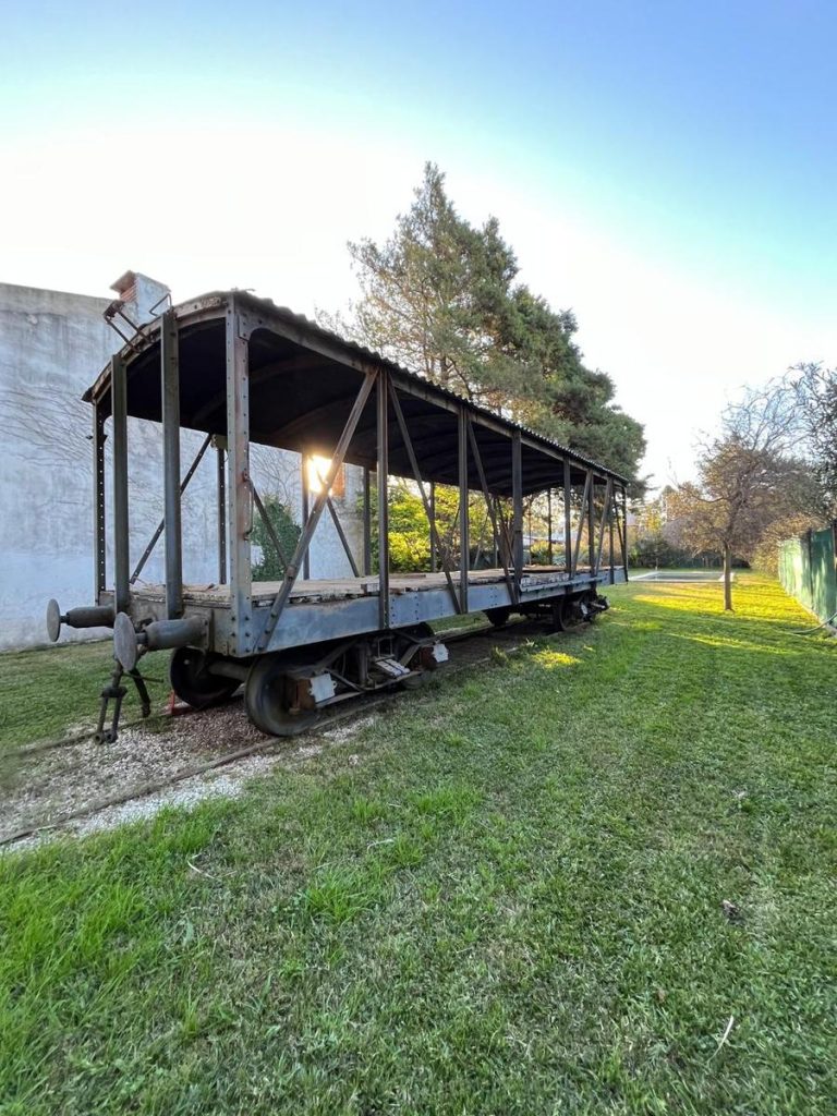 Terreno con mejoras (vagón de tren y piscina) José Ingenieros al 3500