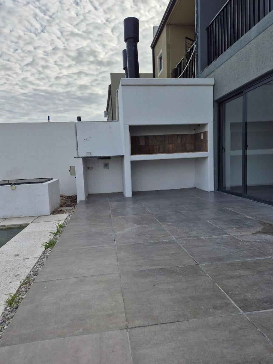 Alquiler permanente en calle Marta Garrone  al 1400  – Funes Norte