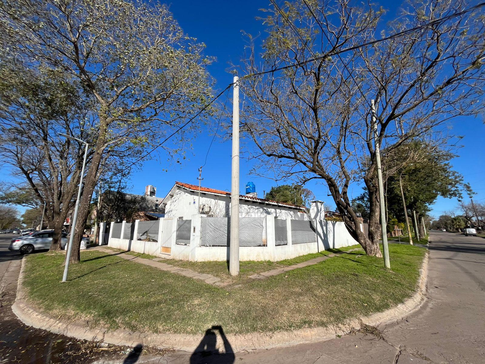 Chalet con dependencia tipo mono ambiente  en calle Montevideo esq Alberdi – Funes