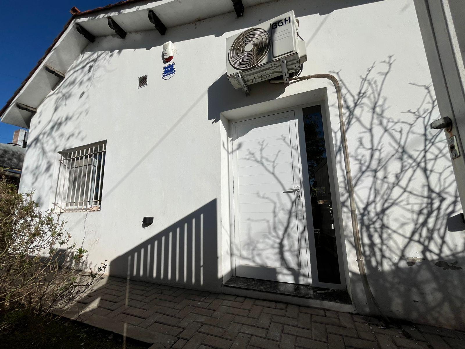 Chalet con dependencia tipo mono ambiente  en calle Montevideo esq Alberdi – Funes