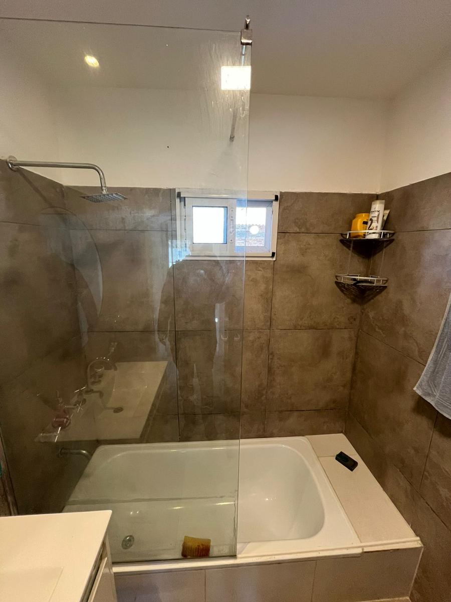 Chalet con dependencia tipo mono ambiente  en calle Montevideo esq Alberdi – Funes