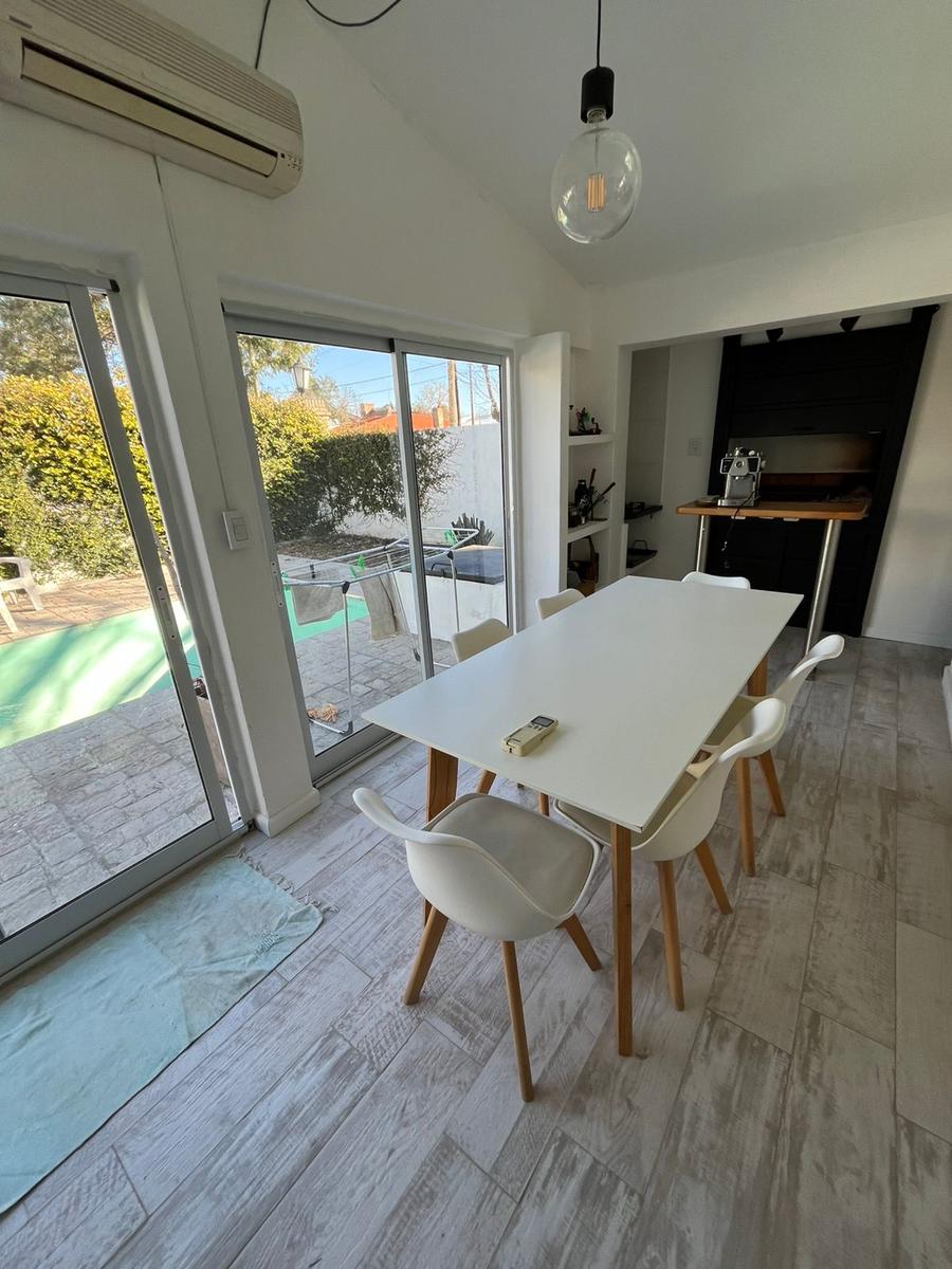 Chalet con dependencia tipo mono ambiente  en calle Montevideo esq Alberdi – Funes