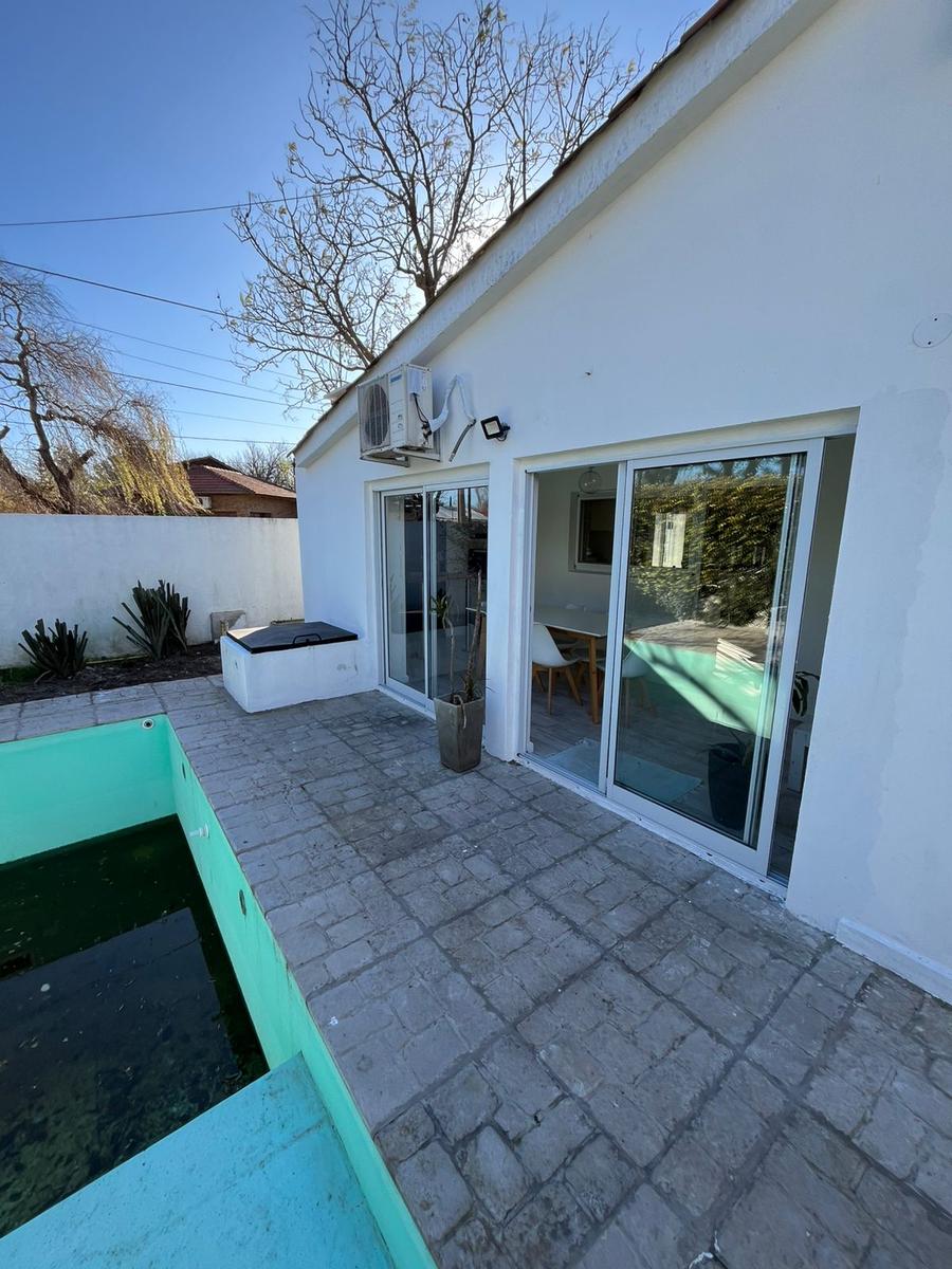Chalet con dependencia tipo mono ambiente  en calle Montevideo esq Alberdi – Funes