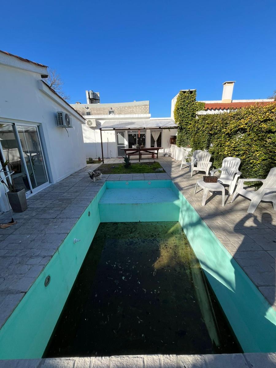Chalet con dependencia tipo mono ambiente  en calle Montevideo esq Alberdi – Funes