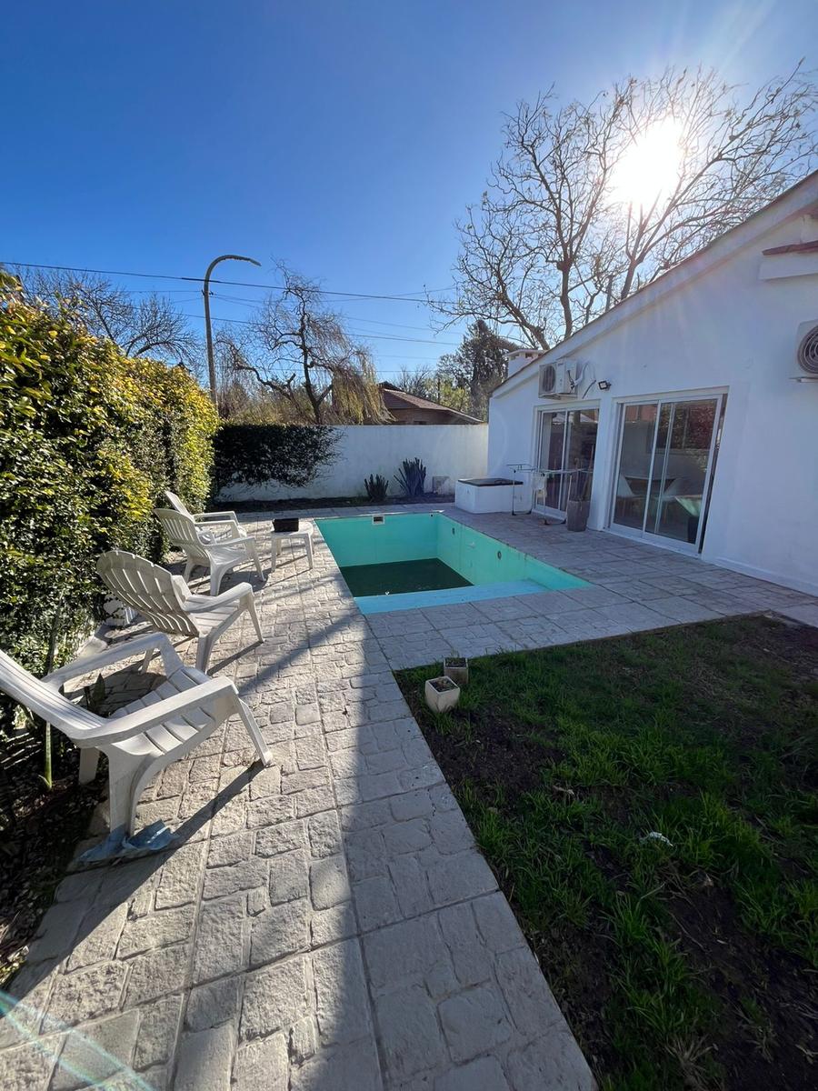 Chalet con dependencia tipo mono ambiente  en calle Montevideo esq Alberdi – Funes