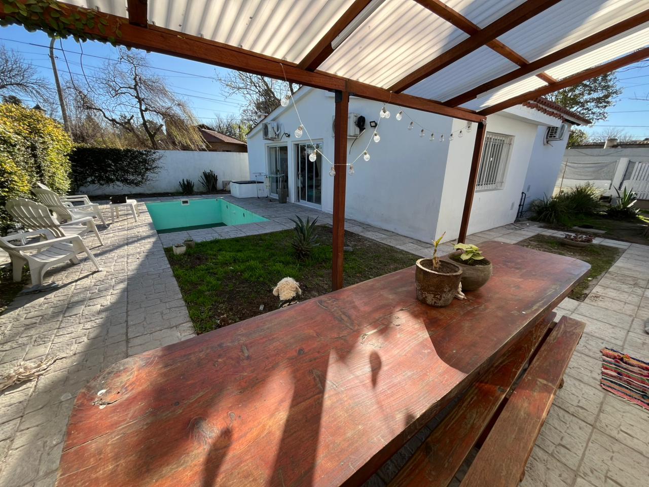 Chalet con dependencia tipo mono ambiente  en calle Montevideo esq Alberdi – Funes