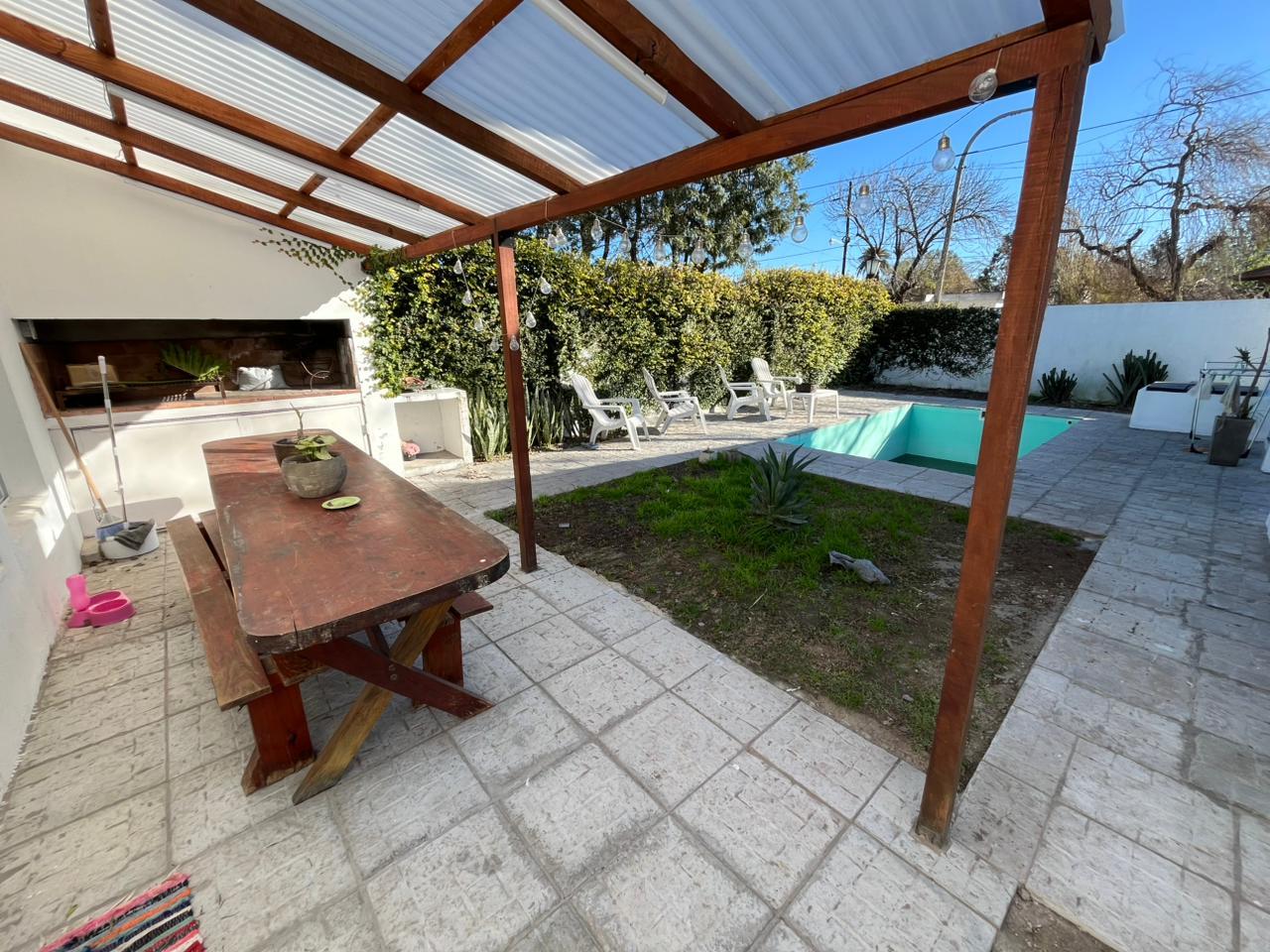 Chalet con dependencia tipo mono ambiente  en calle Montevideo esq Alberdi – Funes