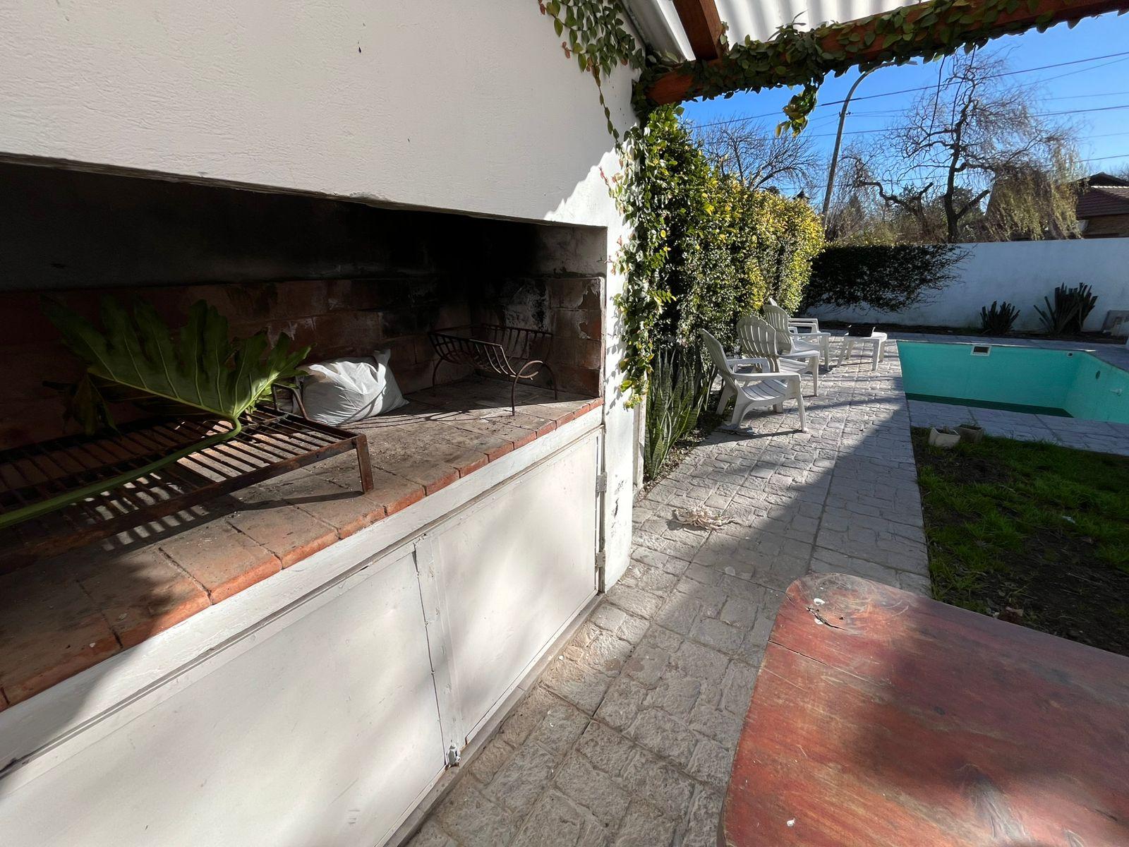 Chalet con dependencia tipo mono ambiente  en calle Montevideo esq Alberdi – Funes