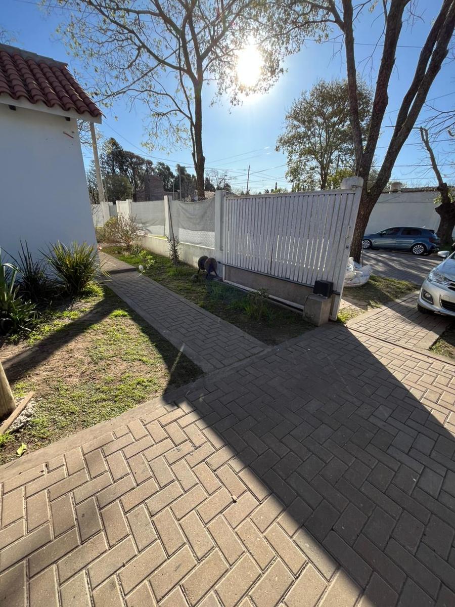 Chalet con dependencia tipo mono ambiente  en calle Montevideo esq Alberdi – Funes