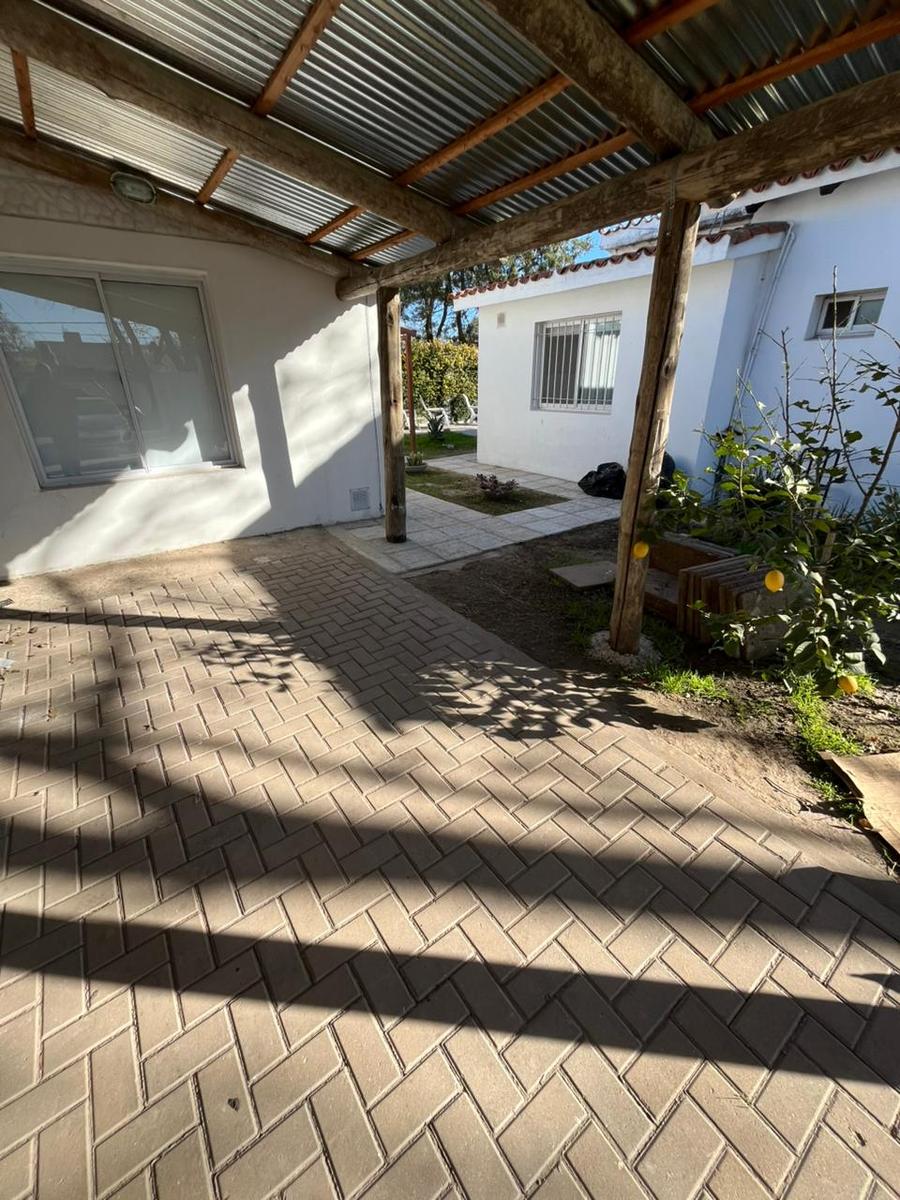 Chalet con dependencia tipo mono ambiente  en calle Montevideo esq Alberdi – Funes