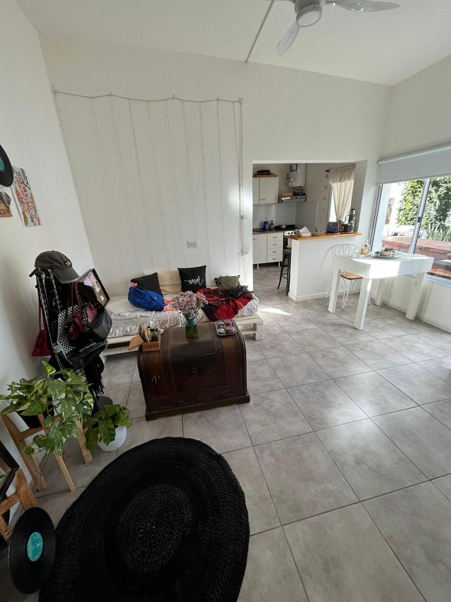 Chalet con dependencia tipo mono ambiente  en calle Montevideo esq Alberdi – Funes