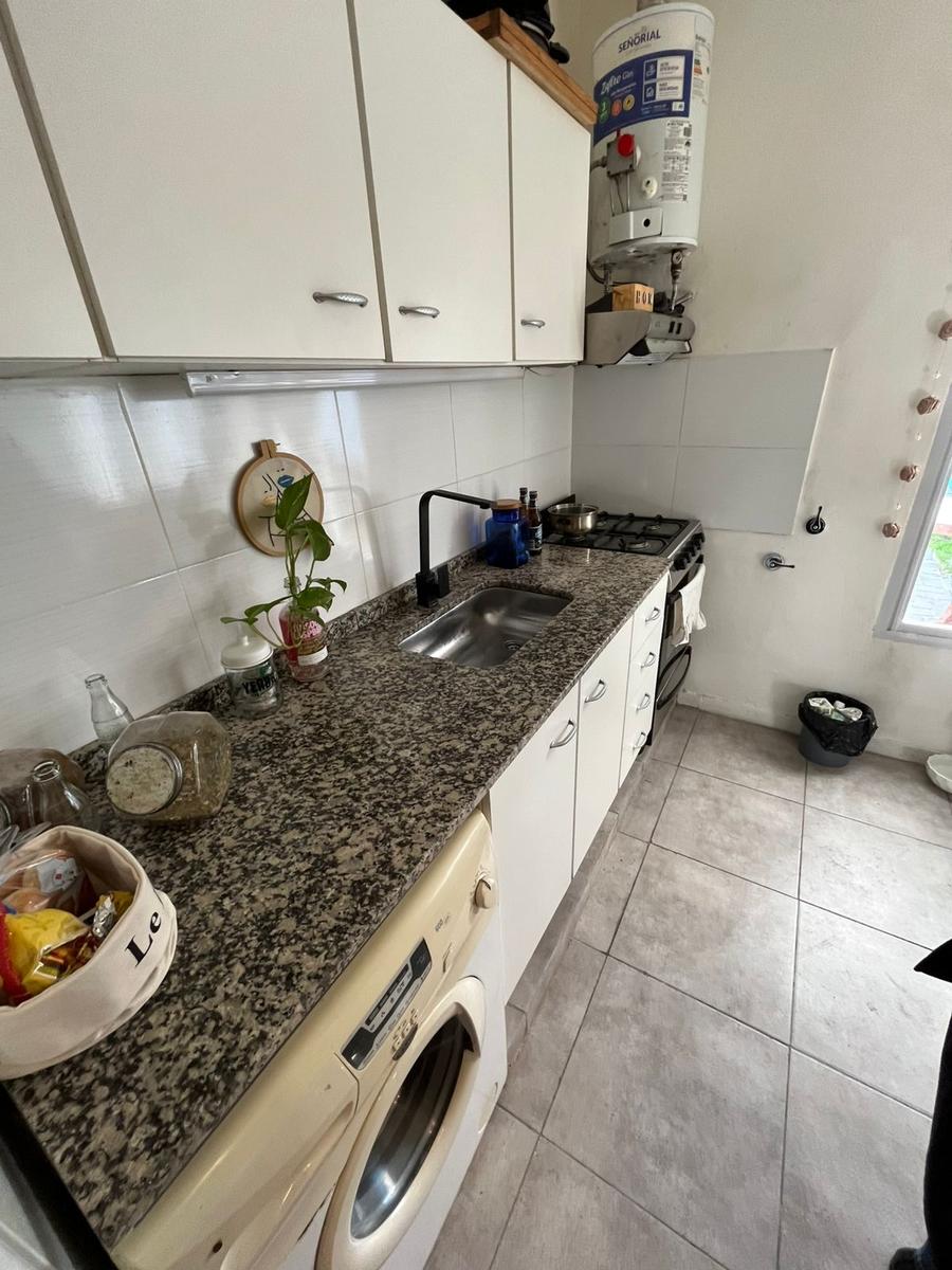 Chalet con dependencia tipo mono ambiente  en calle Montevideo esq Alberdi – Funes