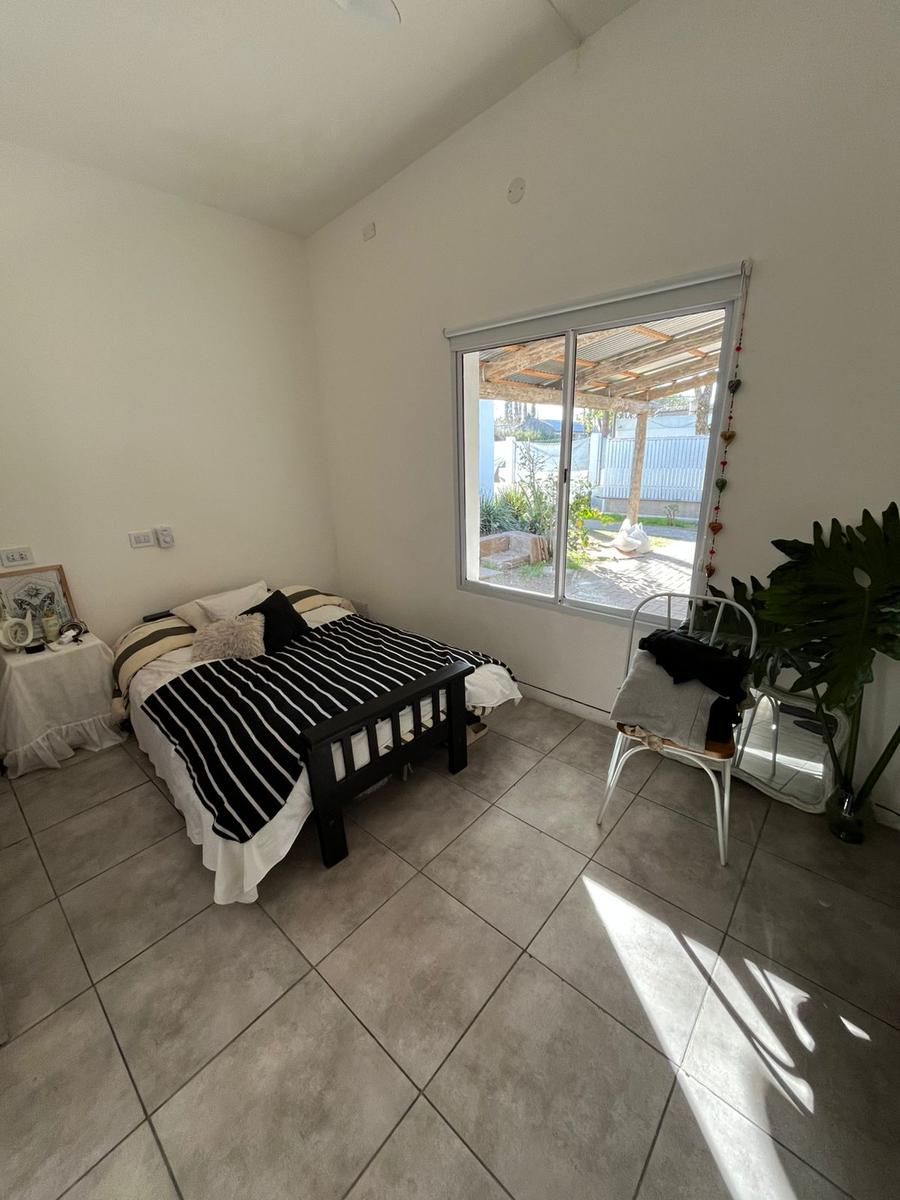 Chalet con dependencia tipo mono ambiente  en calle Montevideo esq Alberdi – Funes