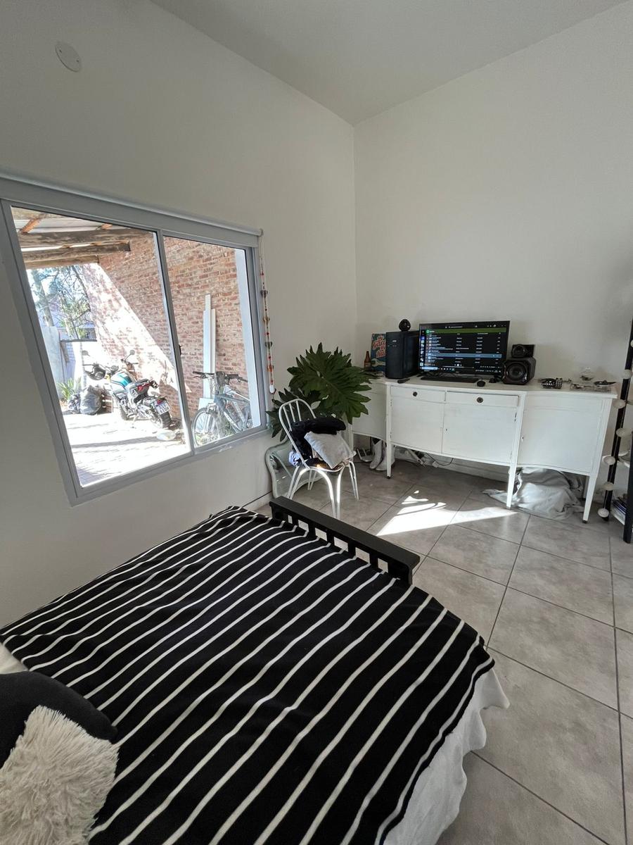 Chalet con dependencia tipo mono ambiente  en calle Montevideo esq Alberdi – Funes