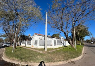Chalet con dependencia tipo mono ambiente  en calle Montevideo esq Alberdi – Funes
