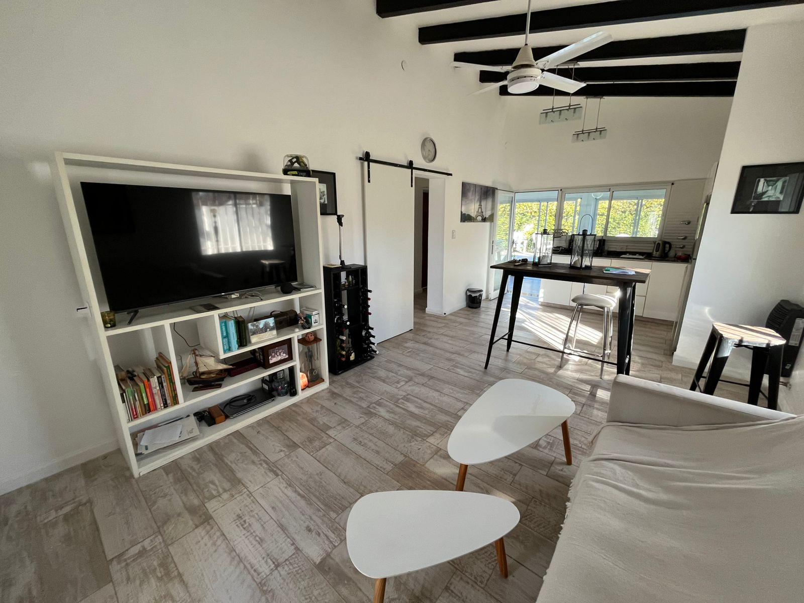 Chalet con dependencia tipo mono ambiente  en calle Montevideo esq Alberdi – Funes