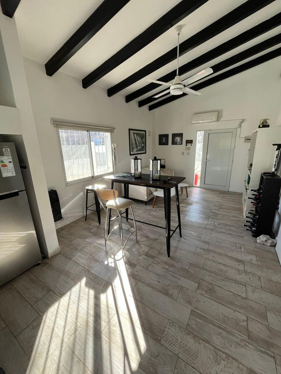 Chalet con dependencia tipo mono ambiente  en calle Montevideo esq Alberdi – Funes
