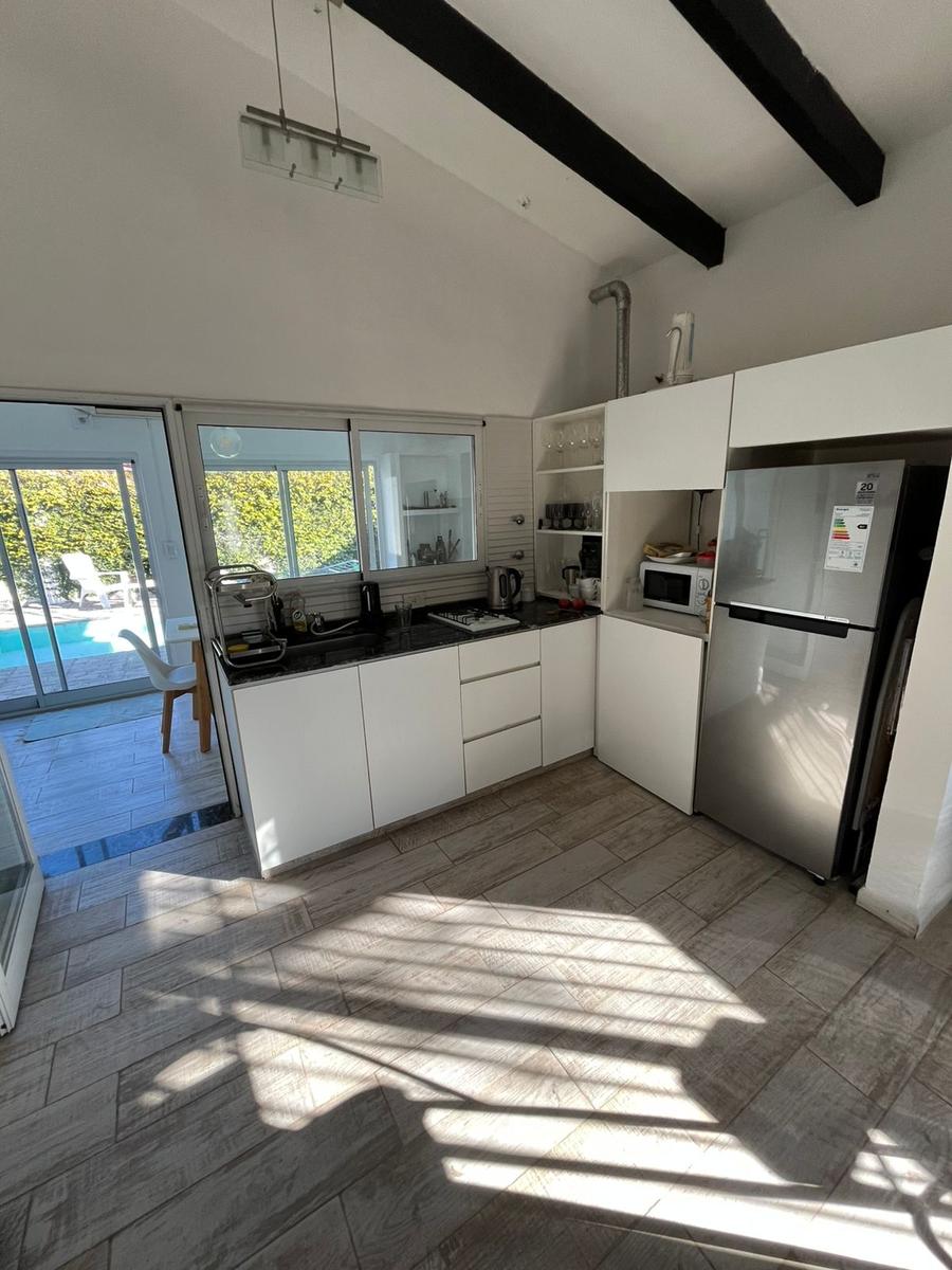 Chalet con dependencia tipo mono ambiente  en calle Montevideo esq Alberdi – Funes