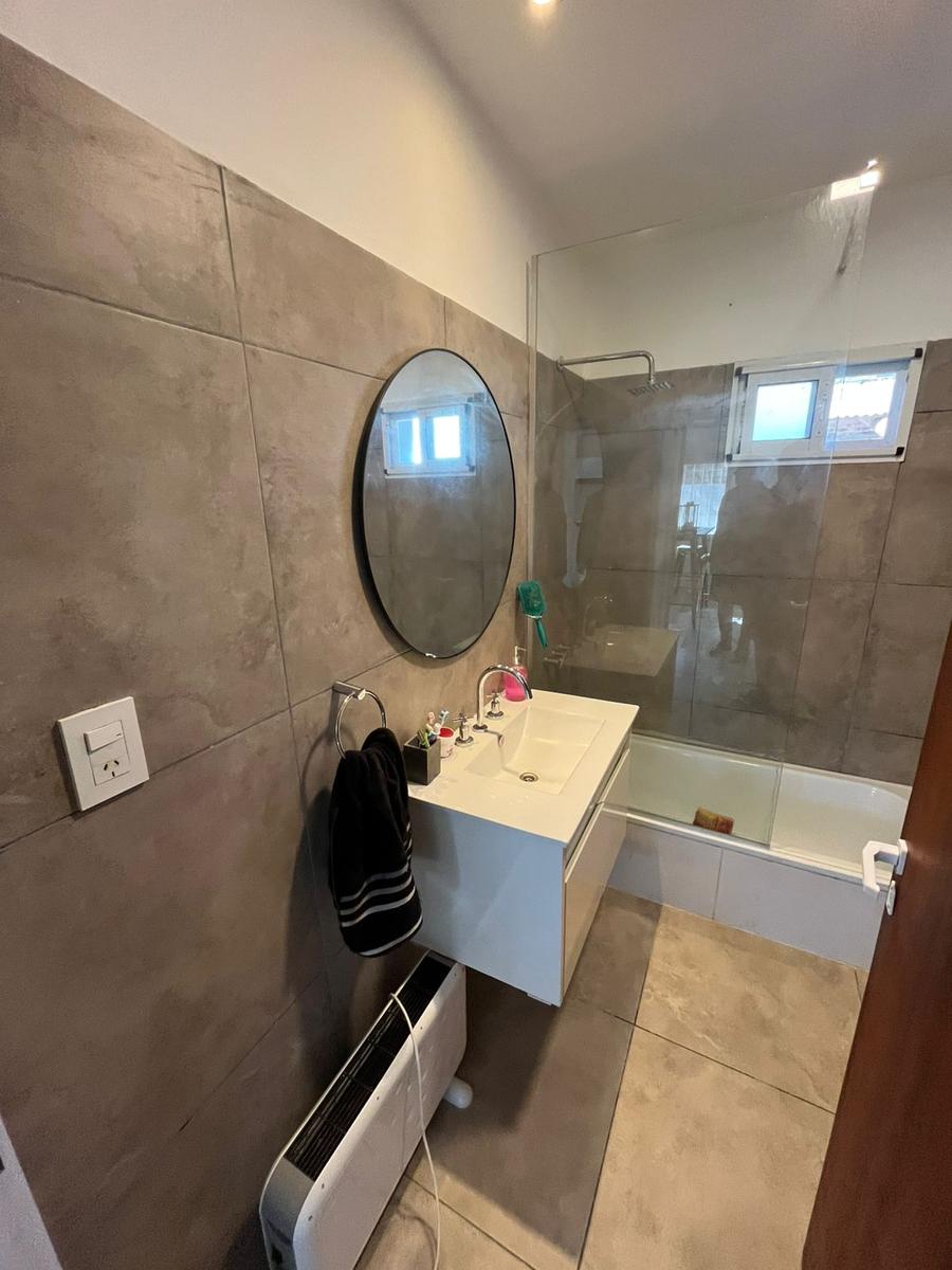 Chalet con dependencia tipo mono ambiente  en calle Montevideo esq Alberdi – Funes