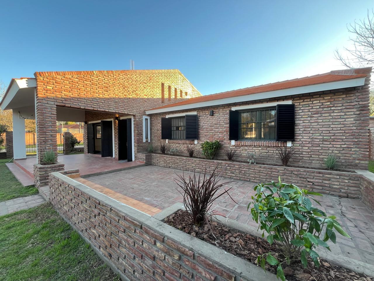Chalet en barrio  Los Troncos de Funes