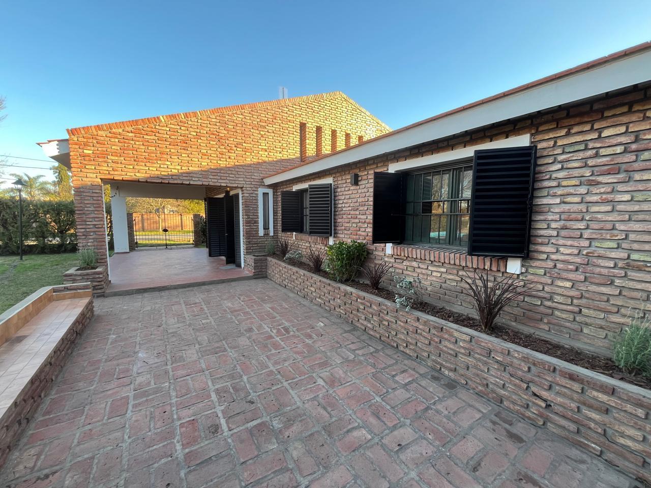 Chalet en barrio  Los Troncos de Funes