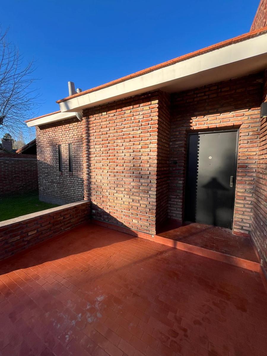 Chalet en barrio  Los Troncos de Funes