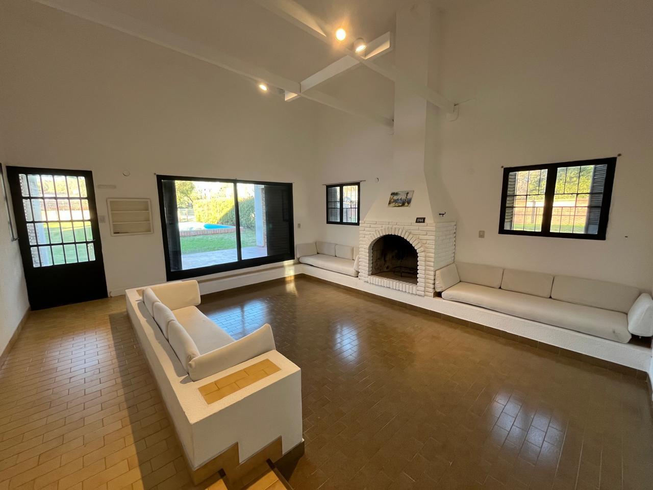 Chalet en barrio  Los Troncos de Funes