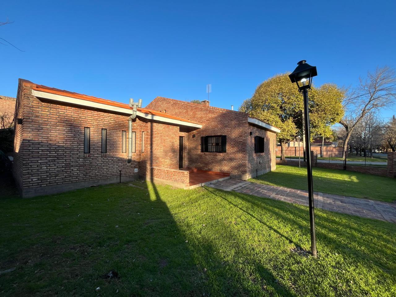 Chalet en barrio  Los Troncos de Funes