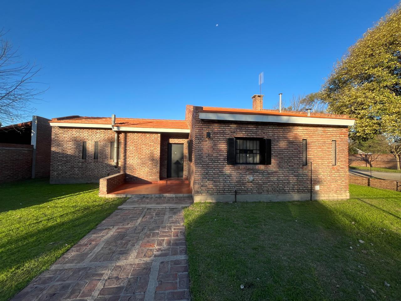 Chalet en barrio  Los Troncos de Funes