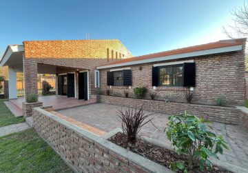Chalet en barrio  Los Troncos de Funes
