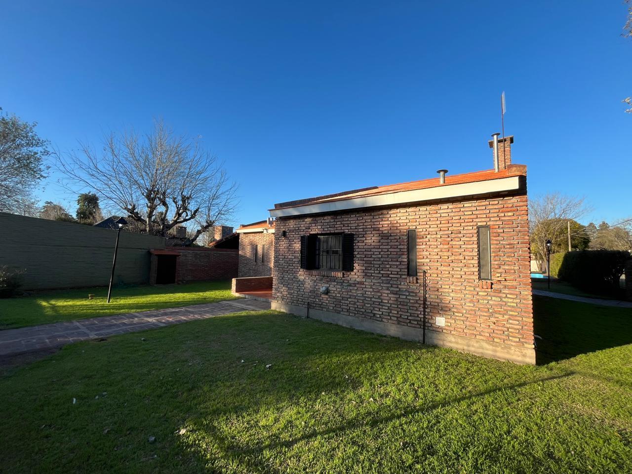 Chalet en barrio  Los Troncos de Funes