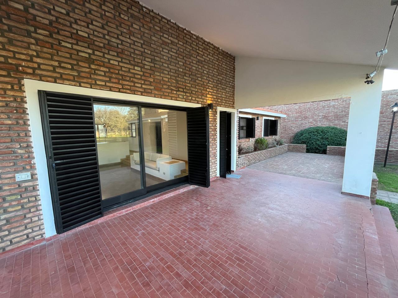 Chalet en barrio  Los Troncos de Funes