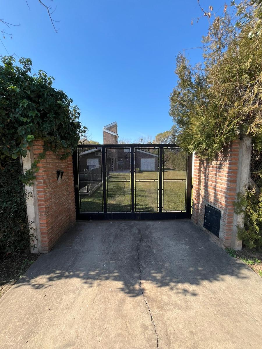Chalet en barrio Los Troncos