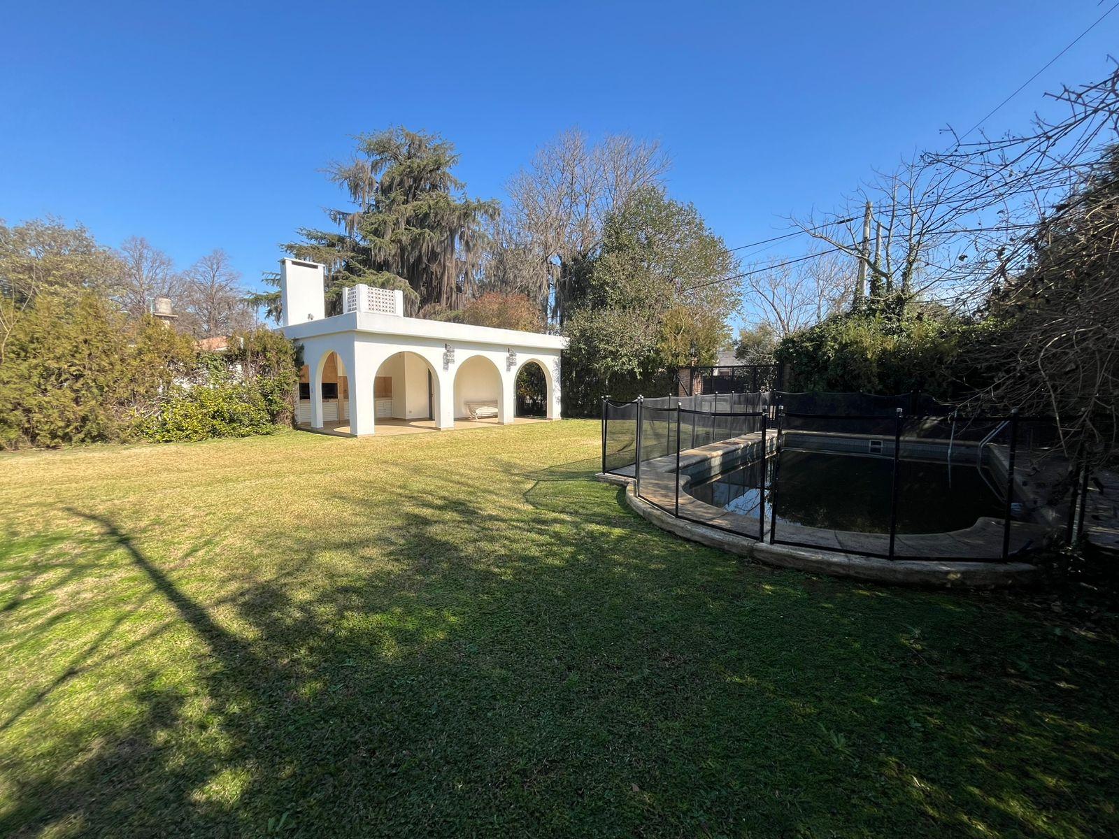 Chalet en barrio Los Troncos