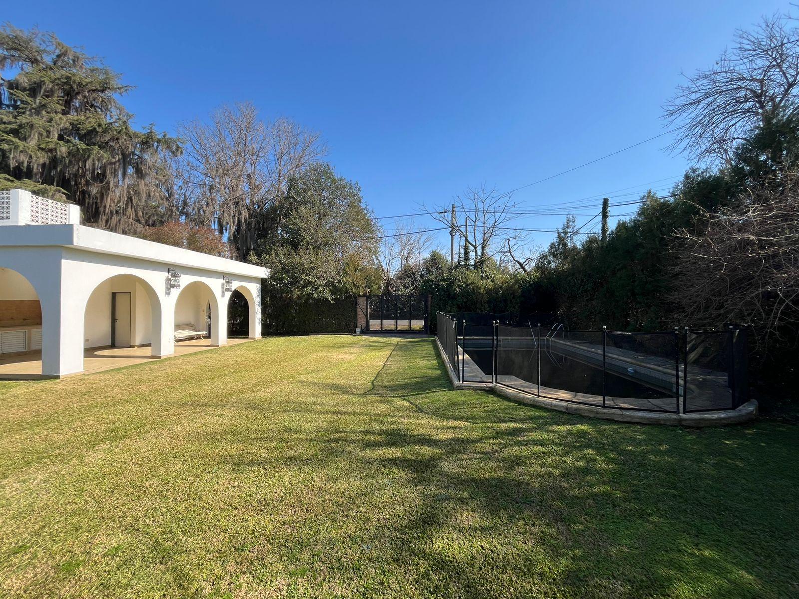 Chalet en barrio Los Troncos