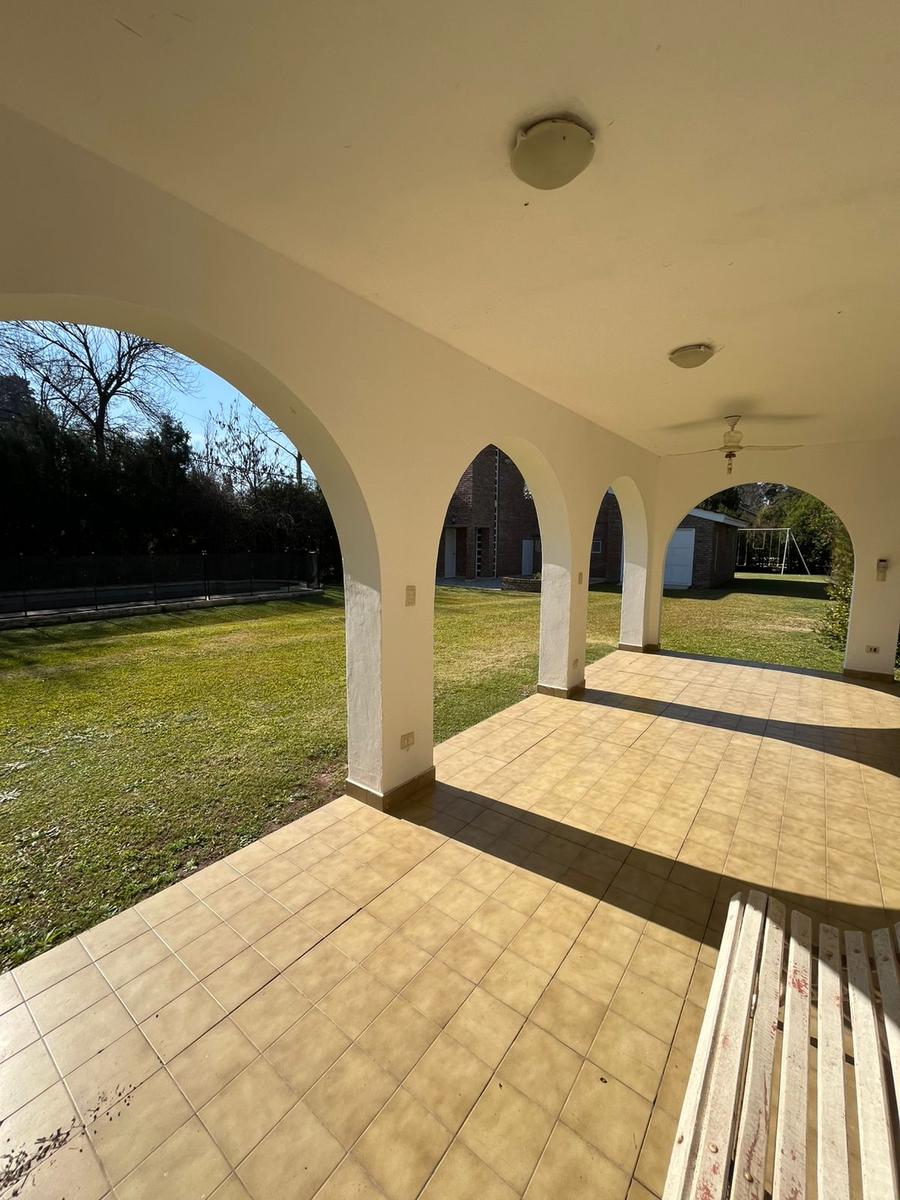 Chalet en barrio Los Troncos